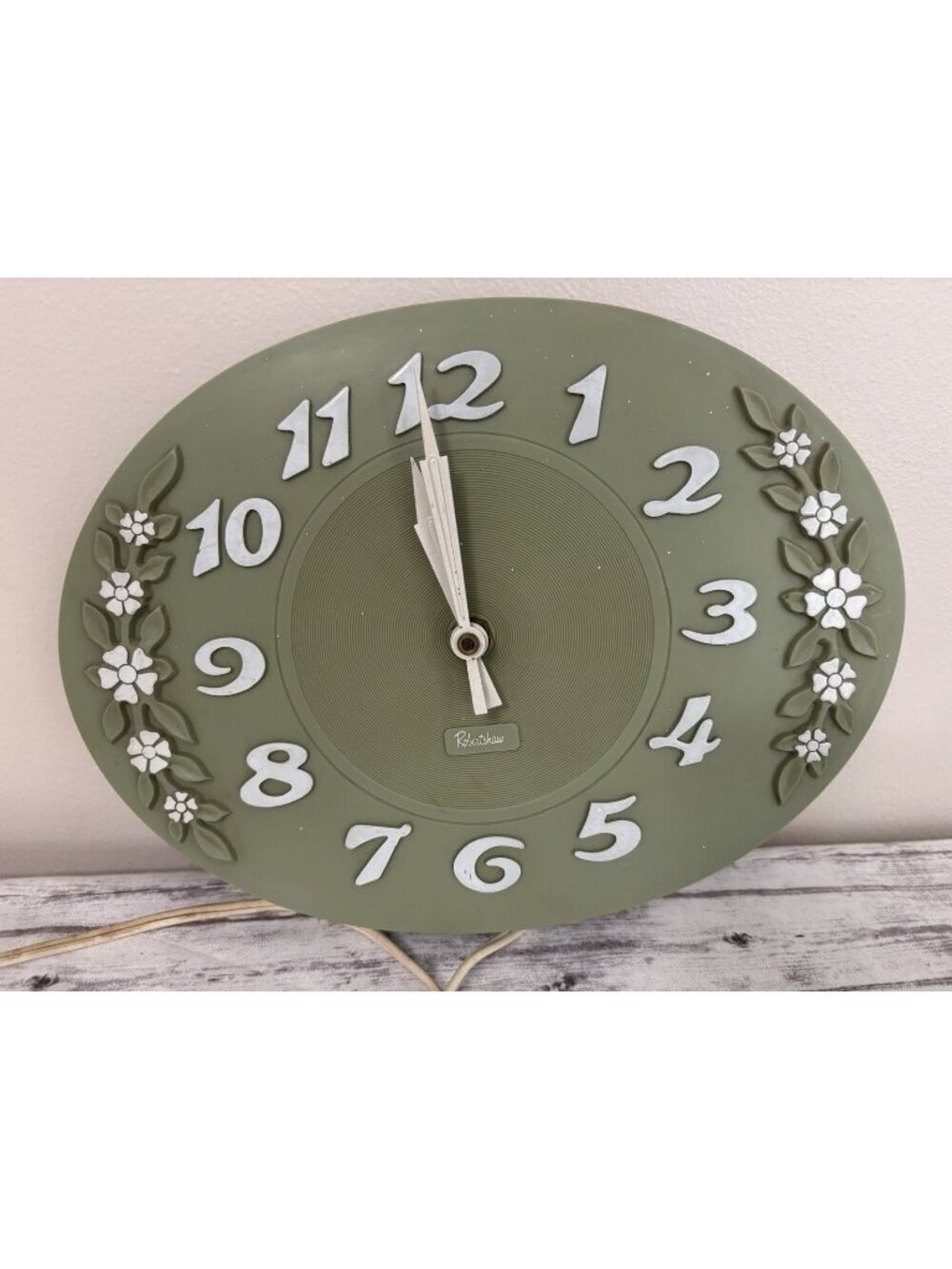 Vintage Robert‎ Shaw Green Plastic Oval Mid Century Electric Wall Clock 1970's